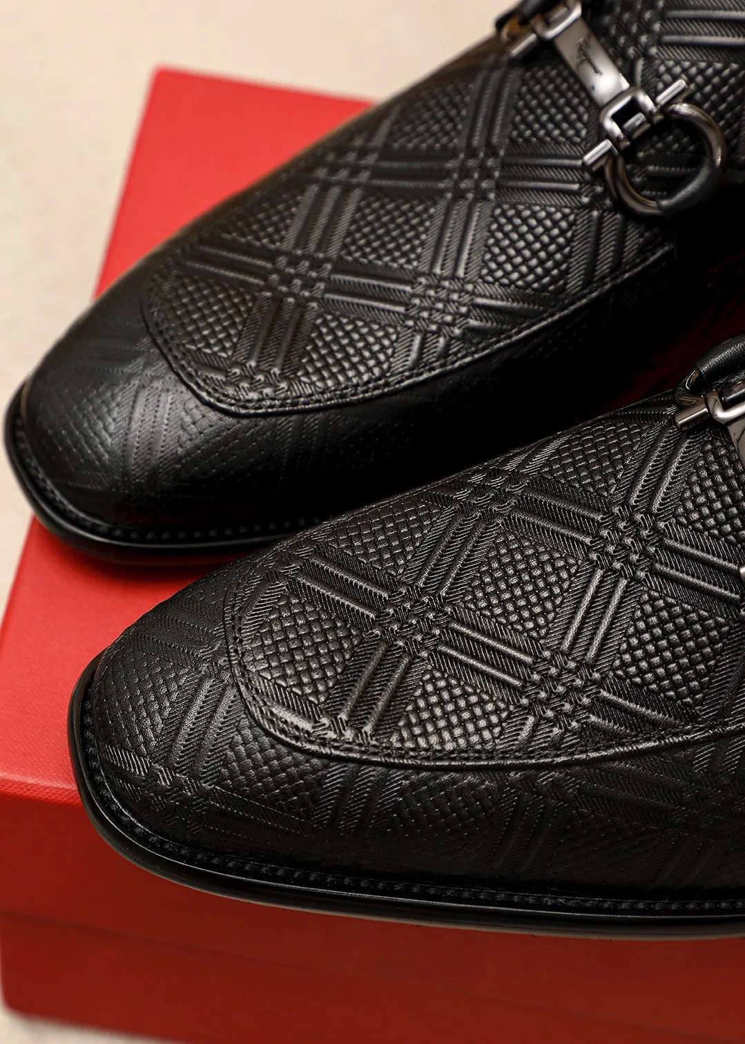 Men's shoes💰480💰 Product trademark: Ferragamo "Ferragamo" casual leather shoes Regular size: 38-44 (custom-made for 45🉑️) Product materials: Selected imported first-layer calfskin embossed upper + original hardware buckle, imported water-dyed cowhide leather lining. Strong three-dimensional visual effect, combined outsole Color: 1⃣️color optional